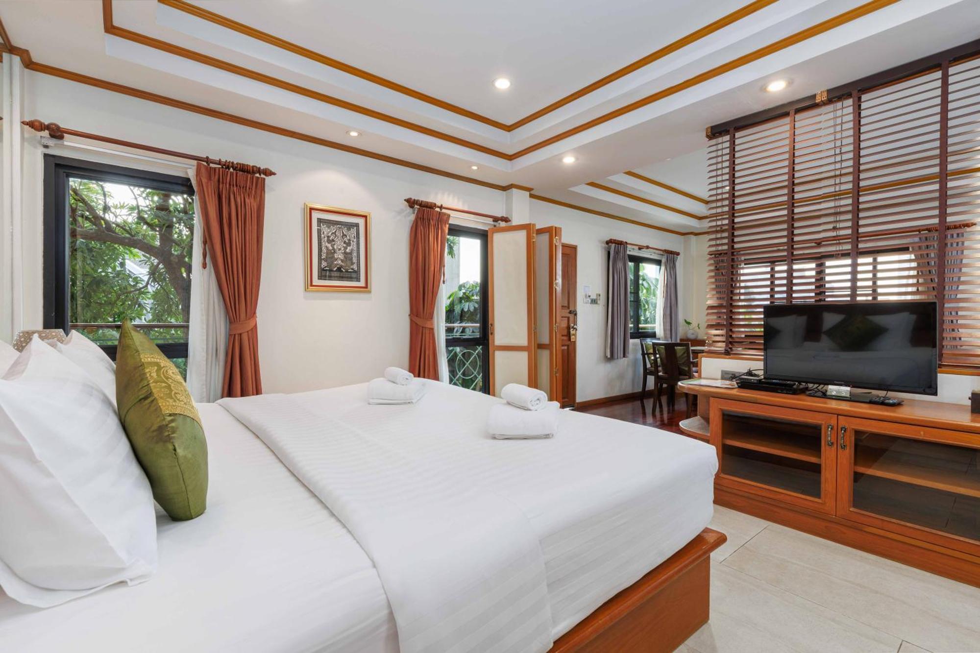 Charlie House Pin Klao Hotel Bangkok Exterior photo